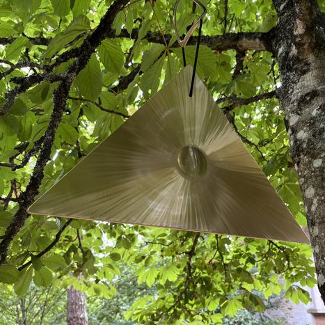 Sonic Pyramid : gong plaque triangulaire en laiton