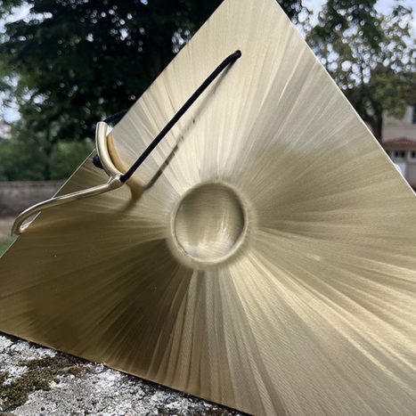 Sonic Pyramid : gong plaque triangulaire en laiton