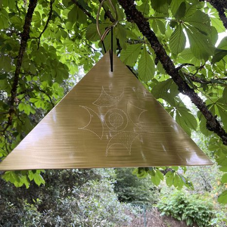 Sonic Pyramid : gong plaque triangulaire en laiton