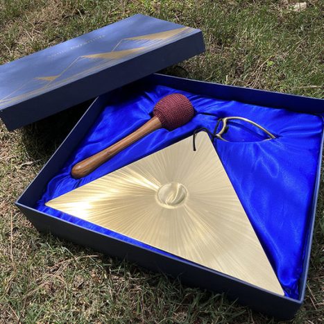 Sonic Pyramid : gong plaque triangulaire en laiton